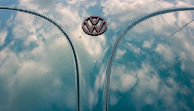 Fotografía del logo de Volkswagen en un VW Beetle estacionado en la plante de VW en Wolfsburgo (Alemania)