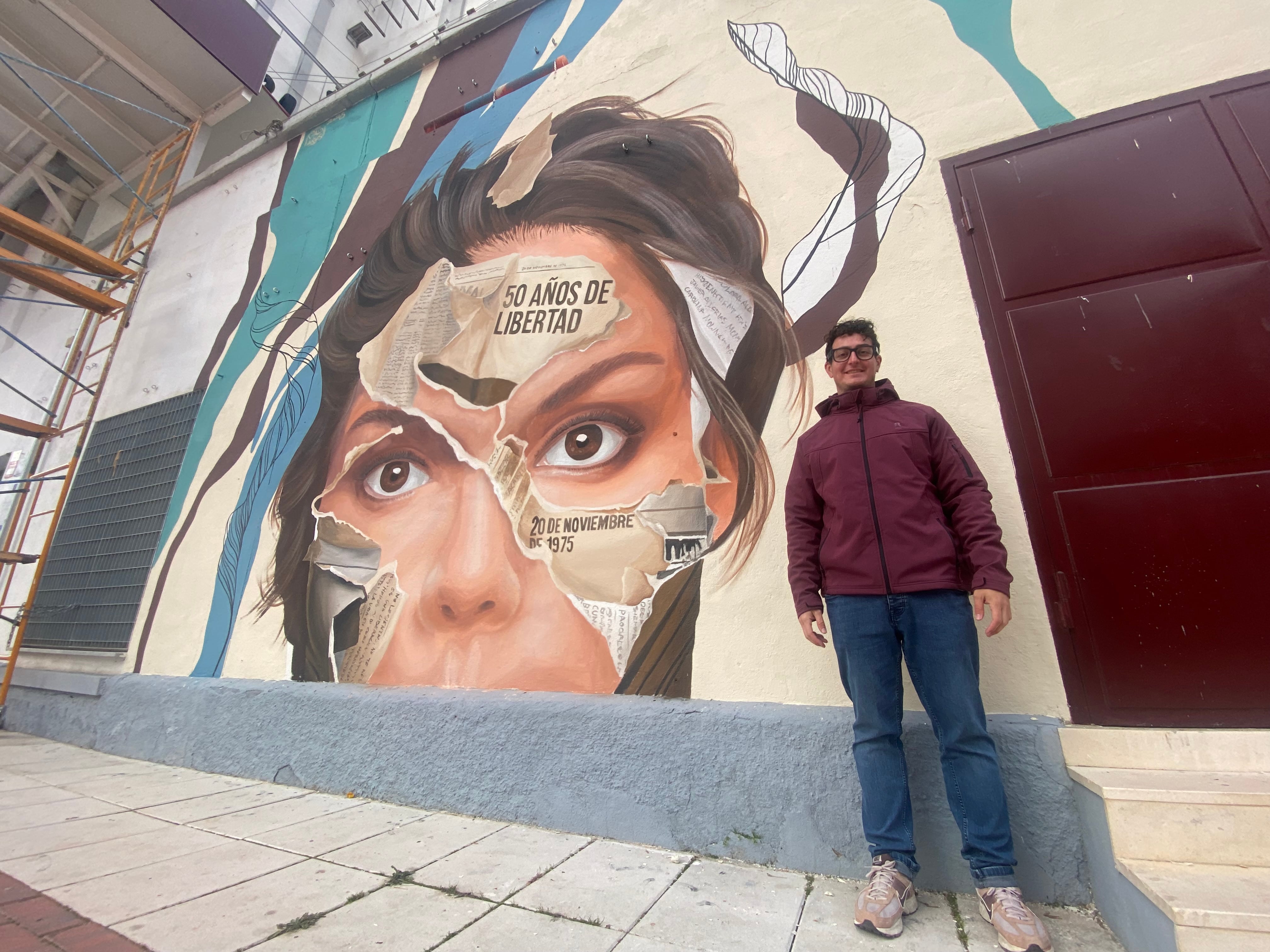 Javier Aldarias junto al mural que ha creado en el silo de Chillarón de Cuenca.