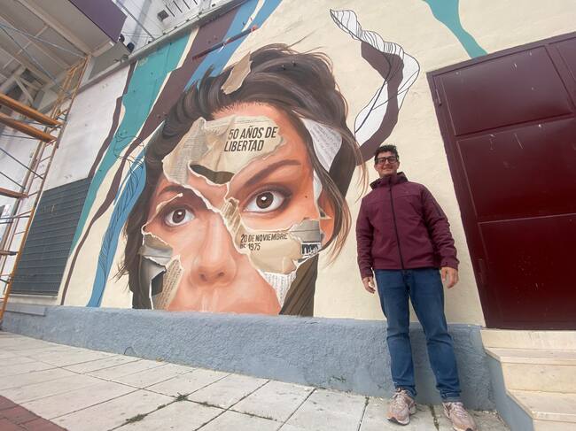 Javier Aldarias junto al mural que ha creado en el silo de Chillarón de Cuenca.