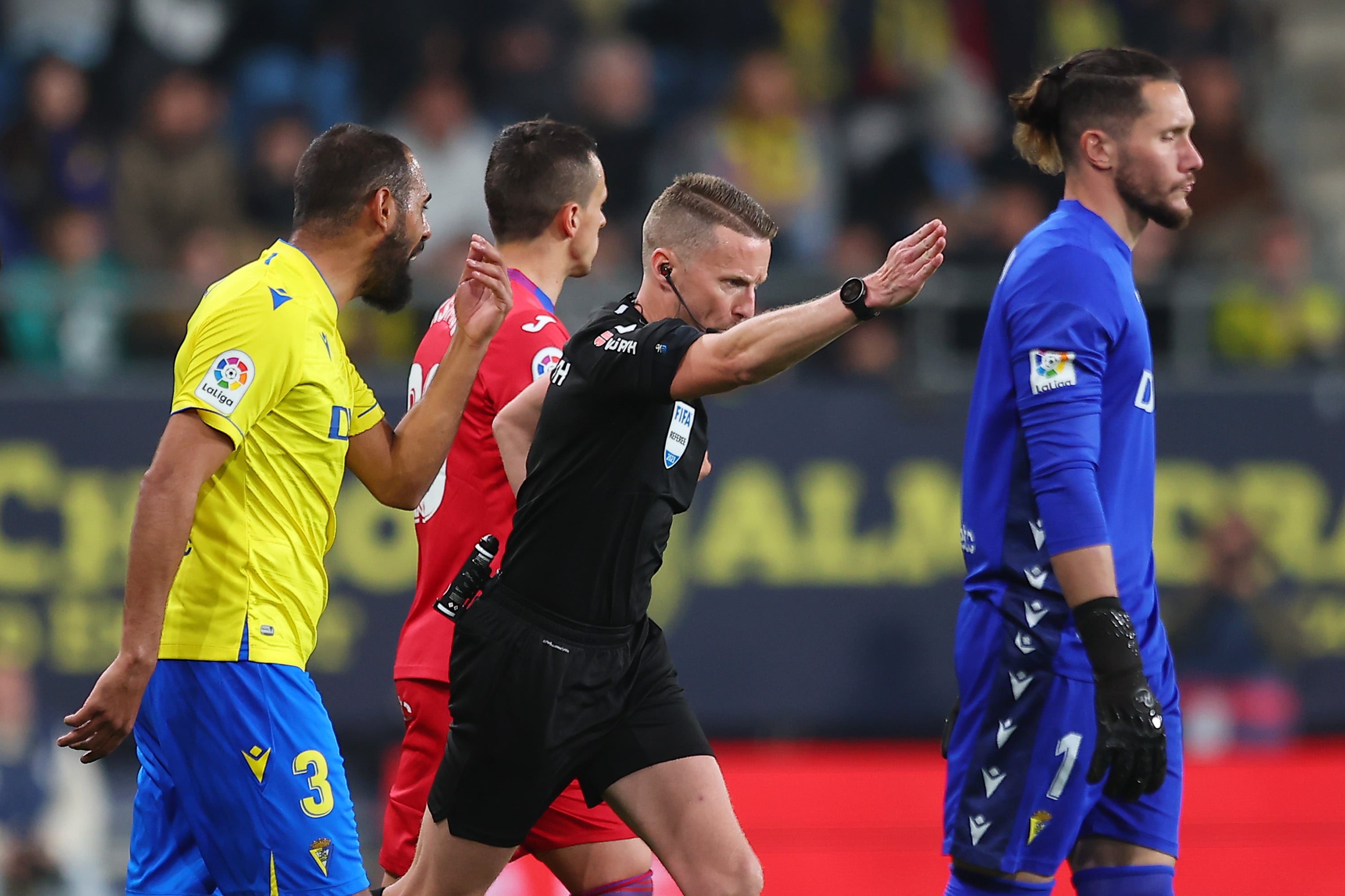 Hernández Hernández pita un penalti en el Cádiz-Getafe