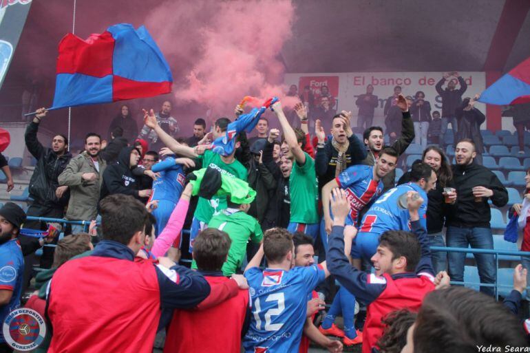 Aficionados y juagdores de la Unión Deportiva Ourense, celebrando uno de los ascensos de categoría