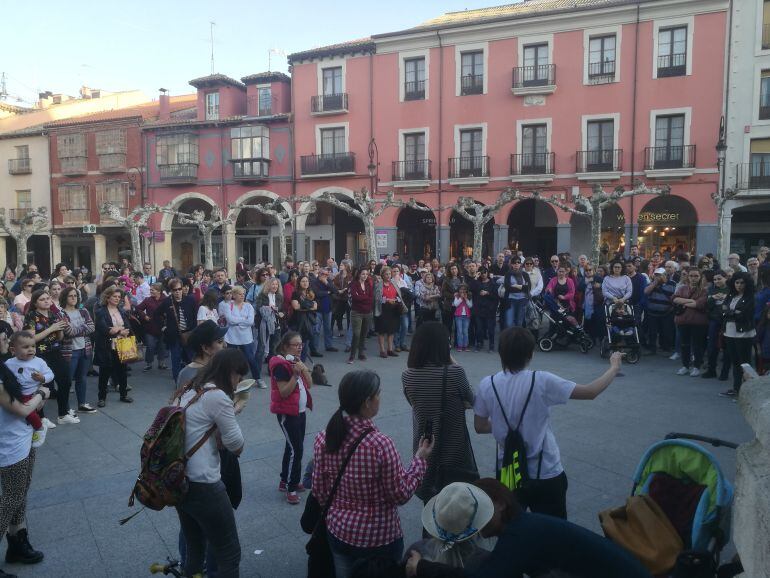 Varios centenares de personas secundaron la concentración convocada por la Asamblea Feminista de Aranda en protesta por la sentencia de &quot;La Manada&quot;