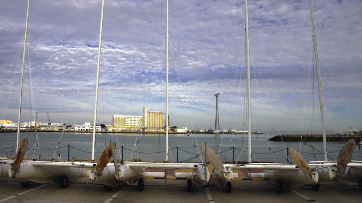 El Ayuntamiento de Cádiz seguirá gestionando la escuela de vela y el club náutico Elcano