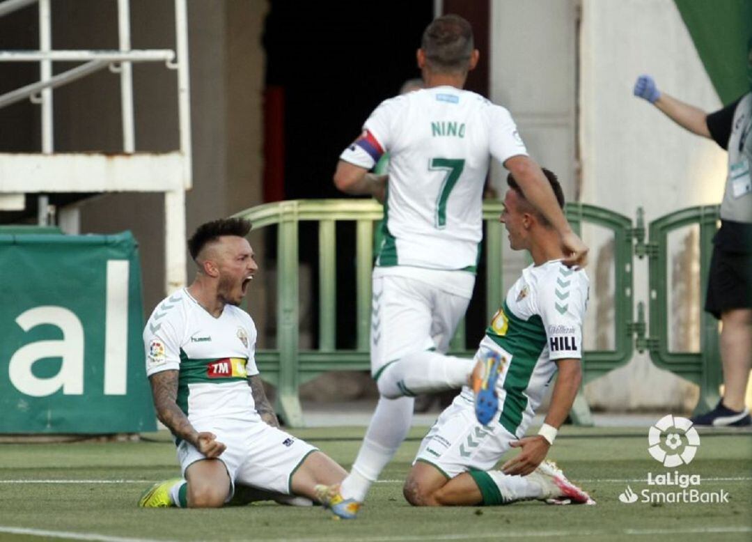 Josan y Escriche, de rodillas, celebran el gol del Elche con Nino