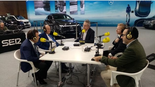 Manuel Berrocal Jiménez, presidente de ASOCASIÓN, Asociación de Concesionarios de Vehículos de Ocasión de Sevilla y propietario de Automóviles Berrocar; Eduardo Castro Losada, gerente de Eduardo Castro Motos; Juan Ignacio Fernández, director general grupo Terry Automoción y grupo Gecon y Daniel Montero, gerente Kitur (Kia) Grupo Conquero junto a Salomón Hachuel