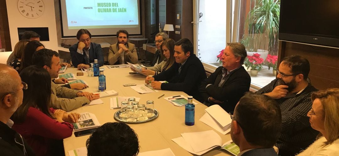 El candidato del PSOE a la alcaldía de Jaén, Julio Millán (tercero por la izquierda) durante la reunión con representantes del olivar.