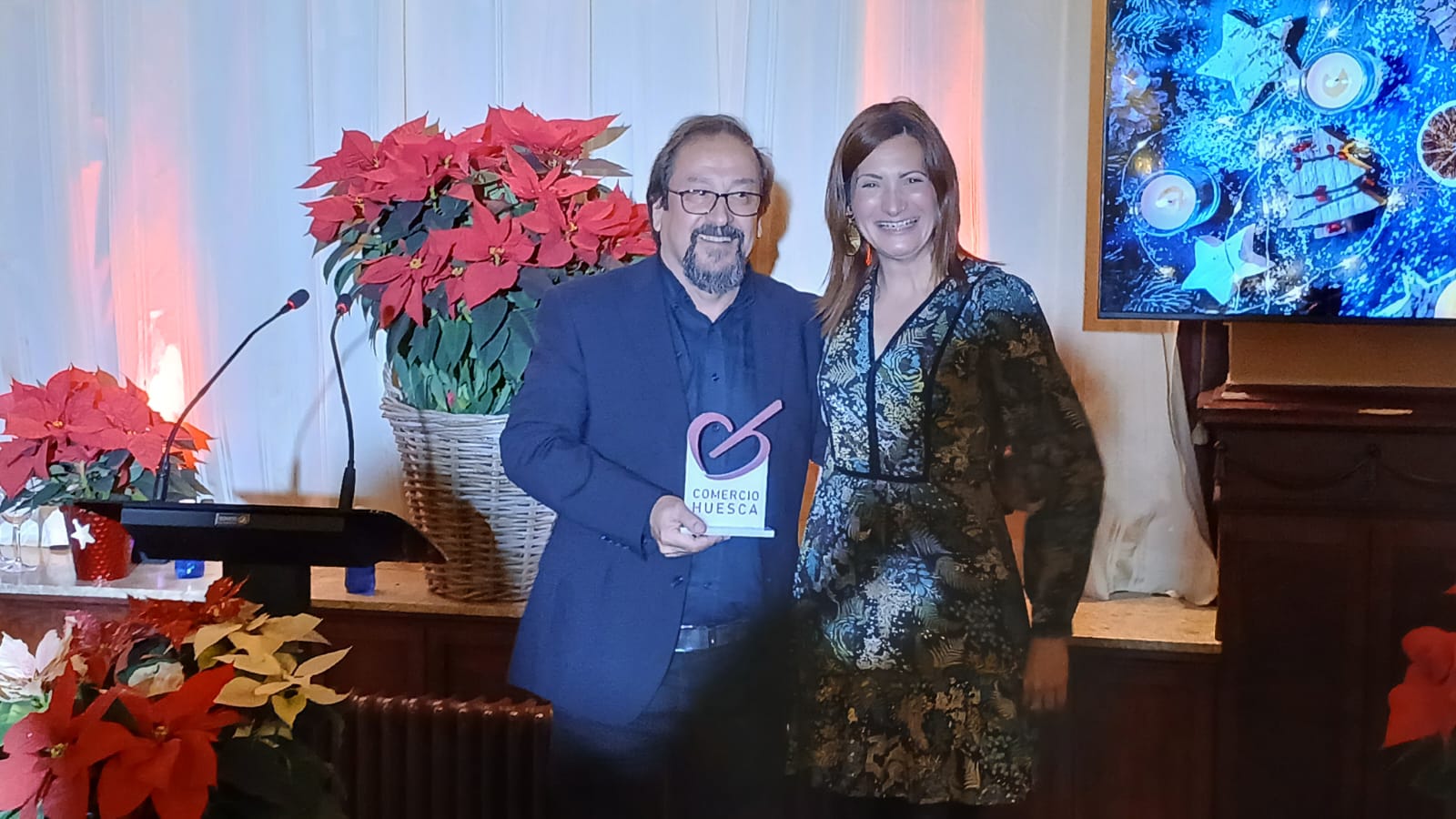 Julio Luzán recibiendo el Corazón de ciudad, de la mano de Patricia Heredia, reconocida el año pasado