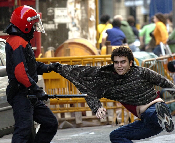 Enfrentamientos entre simpatizantes de la organización juvenil de la izquierda abertzale Segi y miembros de la Ertzaintza ante una sede del PSE (Imagen de mayo de 2006)