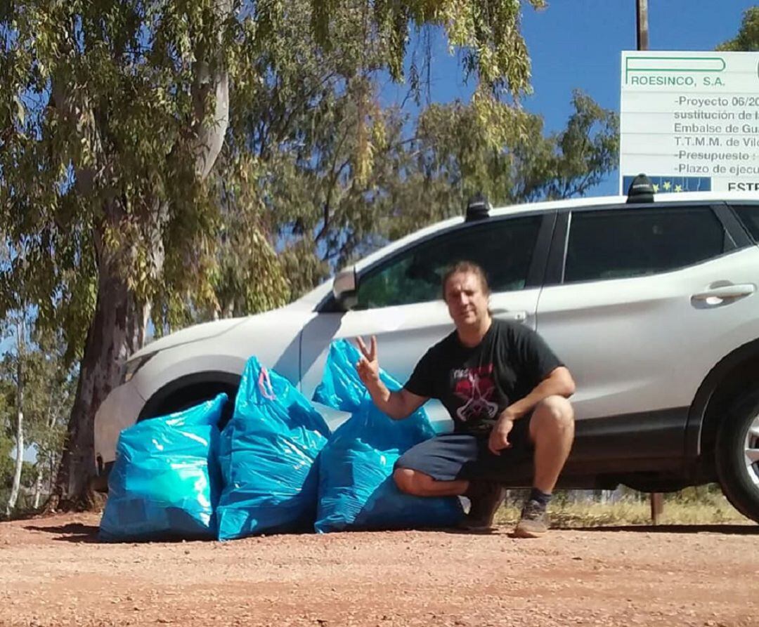David Díaz tras una jornada de limpieza en el pantano de Guadalén.