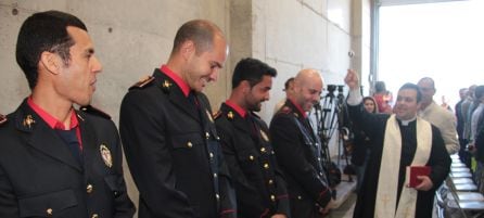 Momento de la inauguración, el cura bendice las nuevas instalaciones