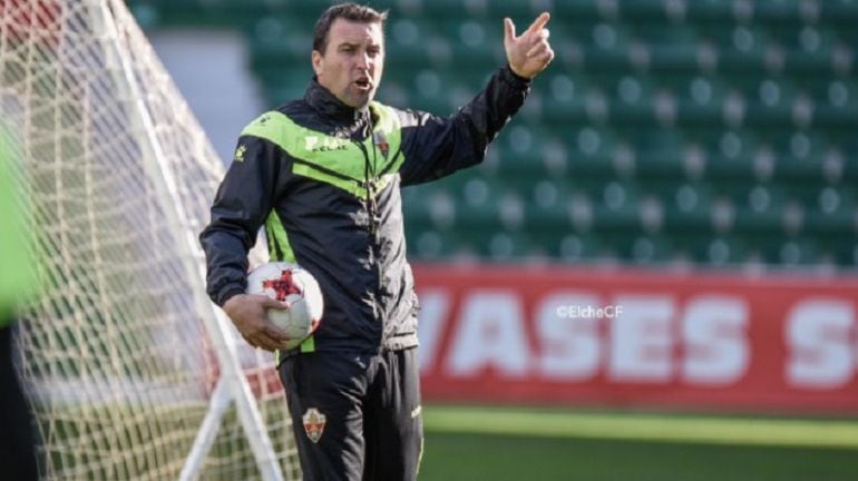 Josico dirigiendo un entrenamiento del Elche en el Martínez Valero