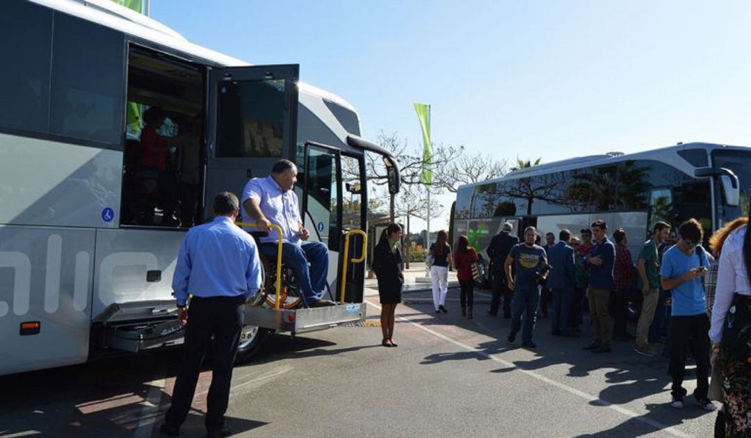 El transporte de este año realiza un recorrido más amplio que otros años, provocando que se retrasen los horarios de las paradas