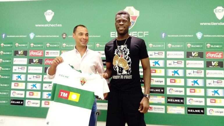 Jorge Cordero, a la izquierda, junto al nuevo portero del Elche Francis Uzoho