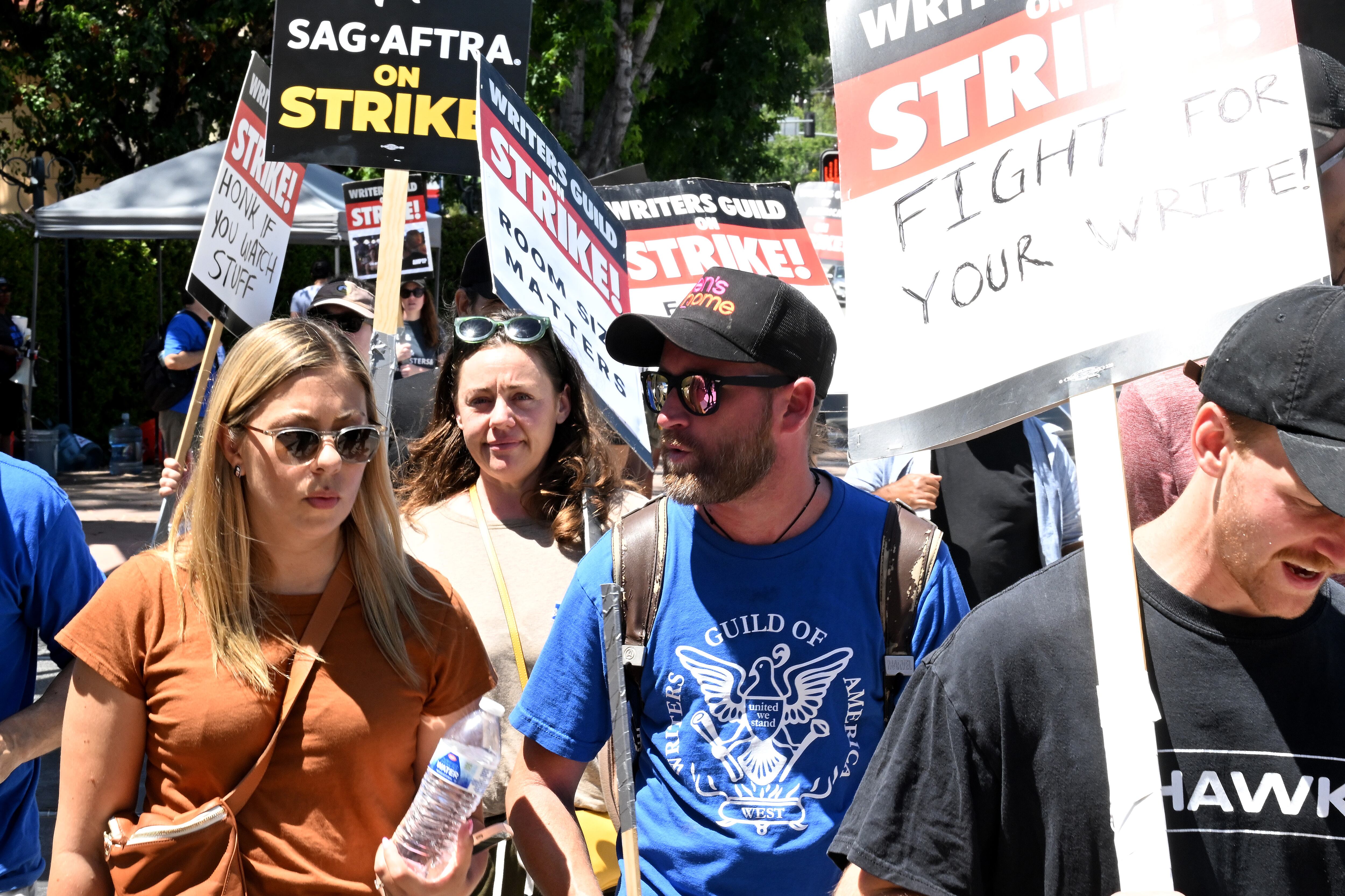 Miembros de los sindicatos de actores, durante una manifestación ante los estudios de Disney en California.