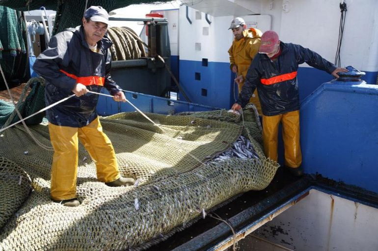 Pescadores con sus capturas