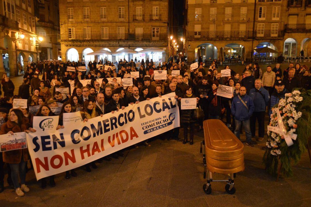 Manifestación en la Plaza Mayor de Ourense en defensa del pequeño comercio