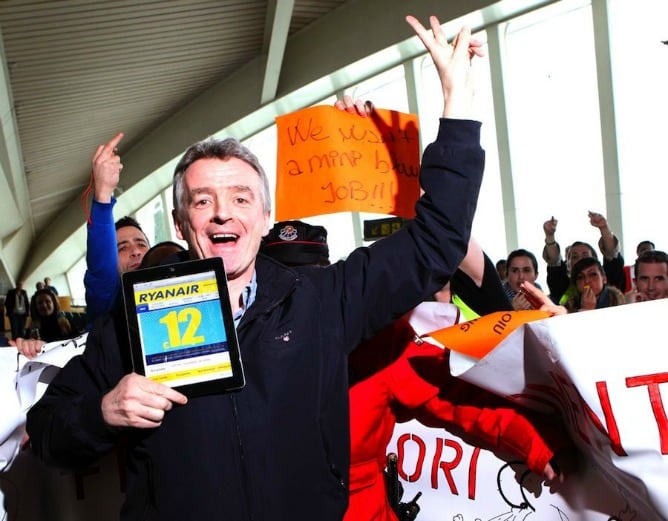 El presidente de Ryanair, Michael O&#039;Leary , haciendo publicidad de su compañía frente a una protesta contra ella.