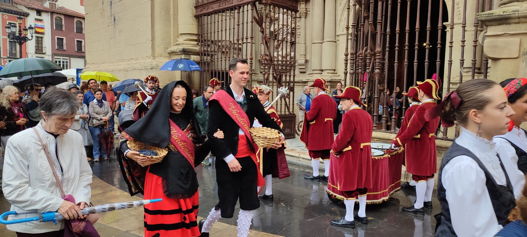 Salida de la procesión tras la Misa Solemne en la Concatedral de La Redonda