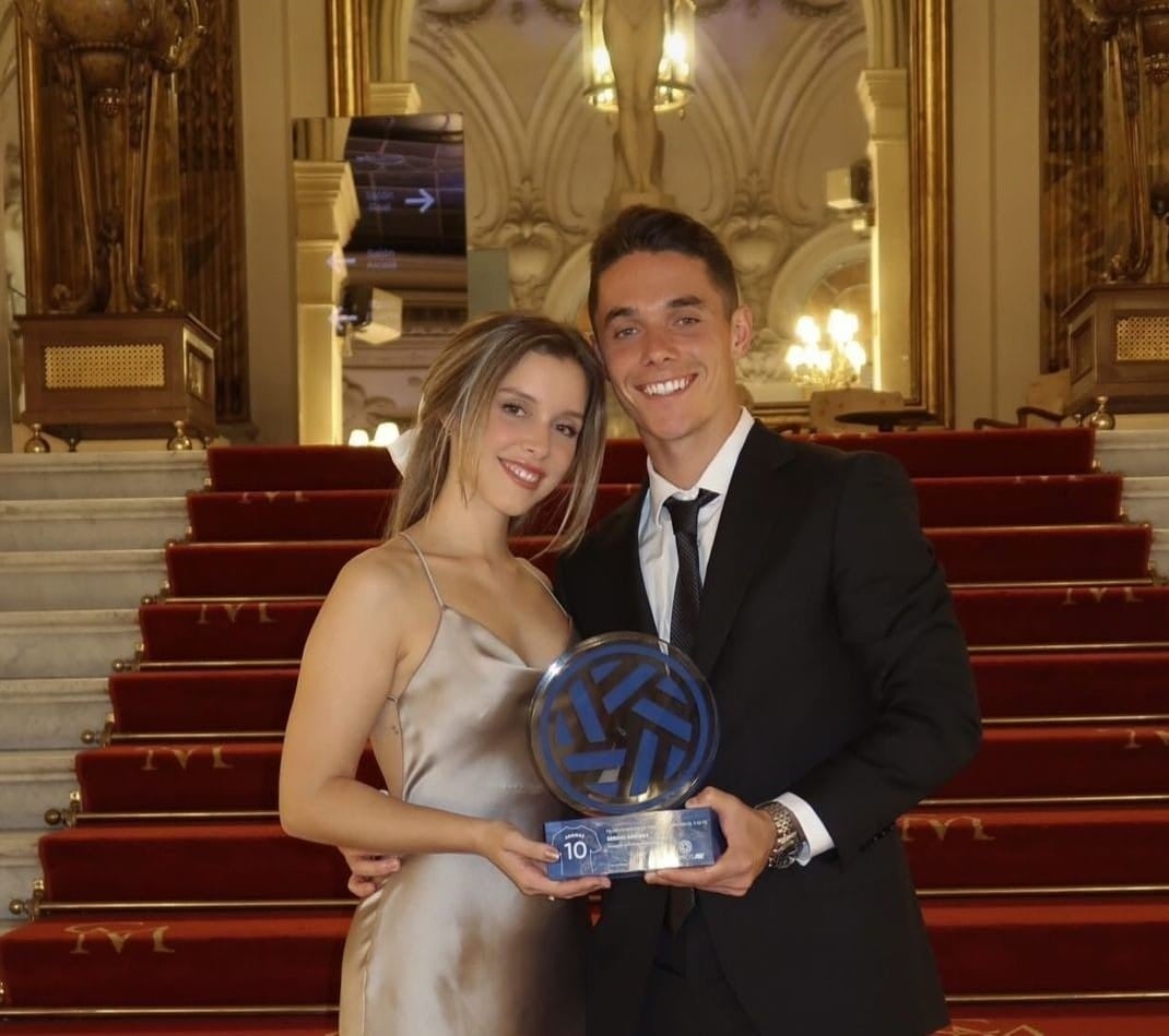 El jugador del Almería en la Gala de los Premios de la AFE con su pareja.