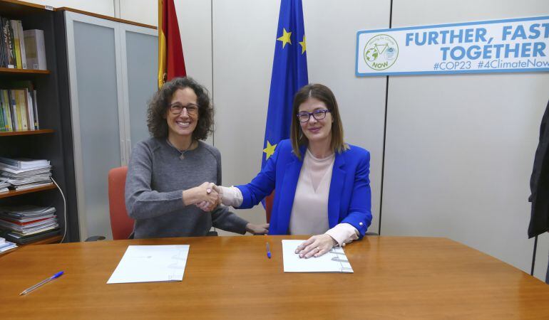 La alcaldesa de Móstoles, Noelia Posse firma convenio con la Directora General de la Oficina Española de Cambio Climático, Valvanera Ulargui.