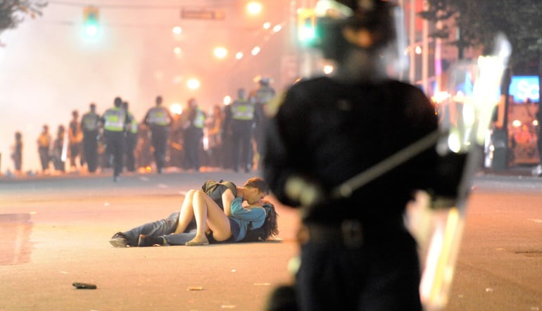 Una pareja se besa en medio de la calle durante un protesta en Vancouver, Canada en junio de 2011