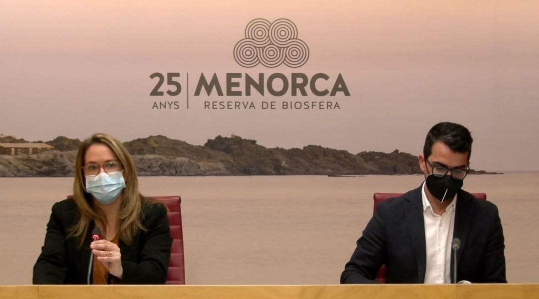 Susana Mora i Miquel Company han explicat el canvi de restriccions sanitàries a Menorca pels propers 15 dies.