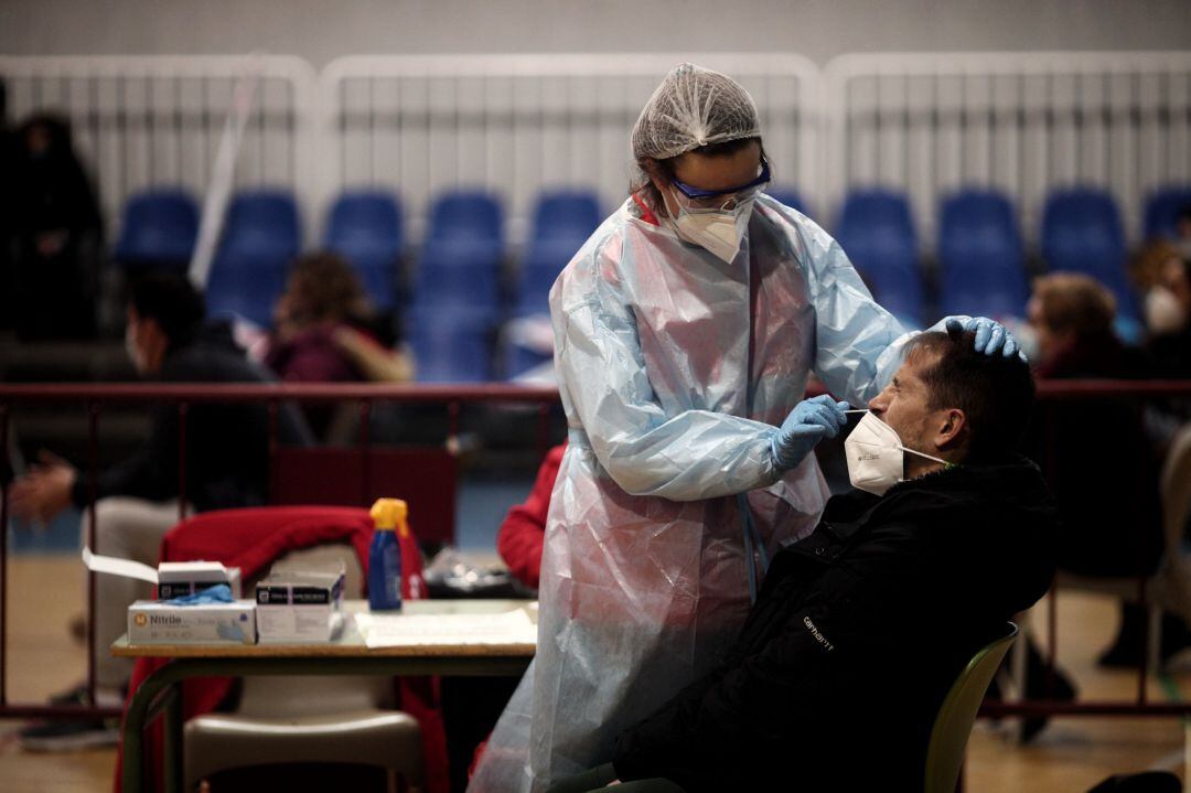 Un sanitario realiza test de antígenos