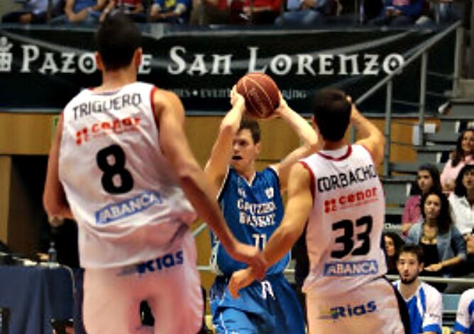 Will Hanley protege el balón ante la presión de Triguero y Corbacho.