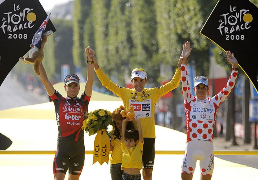 Carlos Sastre con el maillot amarillo del Tour de Francia, en los Campos Elíseos de París