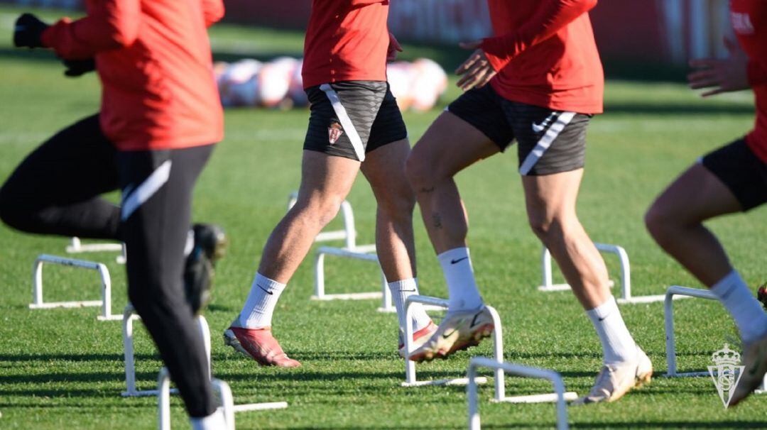 Jugadores rojiblancos entrenando en Mareo.