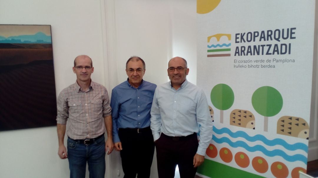 De izquierda a derecha, el responsable de Zonas Verdes de Pamplona, Mikel Baztán; el director de Urbanismo, Vicente Taberna, y el concejal de Ciudad Habitable, Joxe Abaurrea