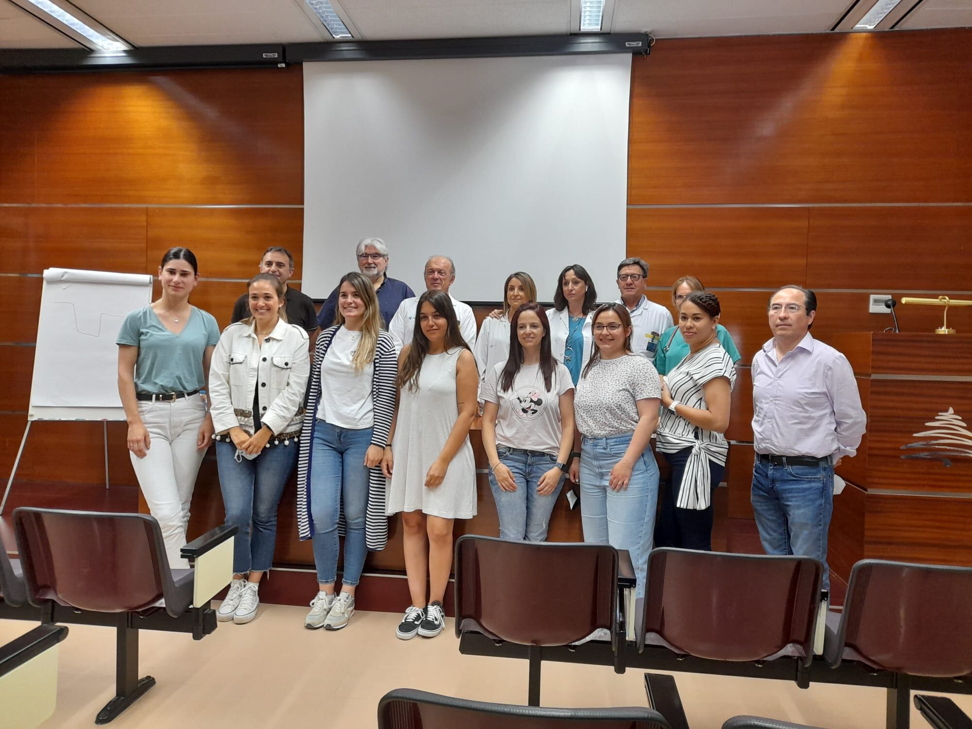 Foto de familia de los MIR y EIR 2022 de Aranda junto a responsables del hospital de los Santos Reyes y sus tutores hospitalarios