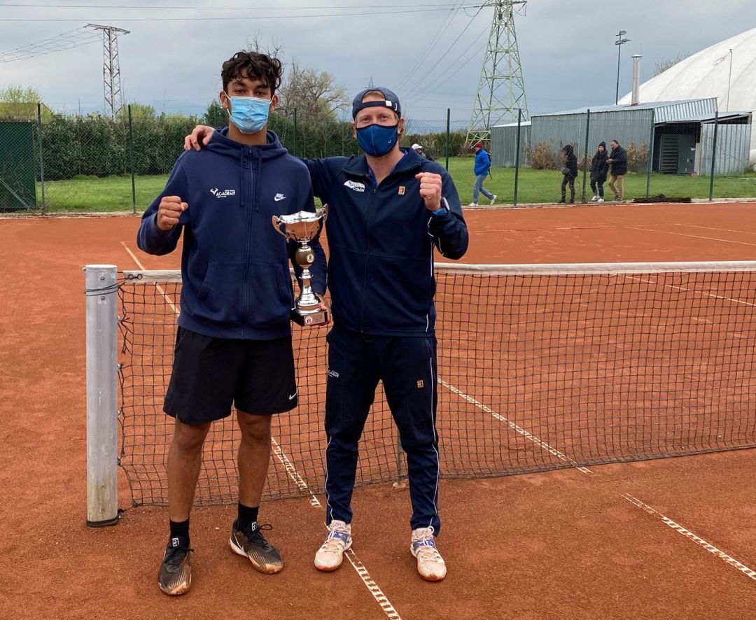 Dani Rincón (i) junto a James Allemby, uno de sus entrenadores en la Rafa Nadal Academy