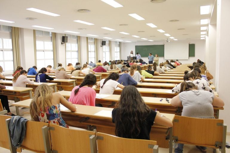 Más de la mitad de los jóvenes que estudian fuera de Lanzarote lo hacen en la Península