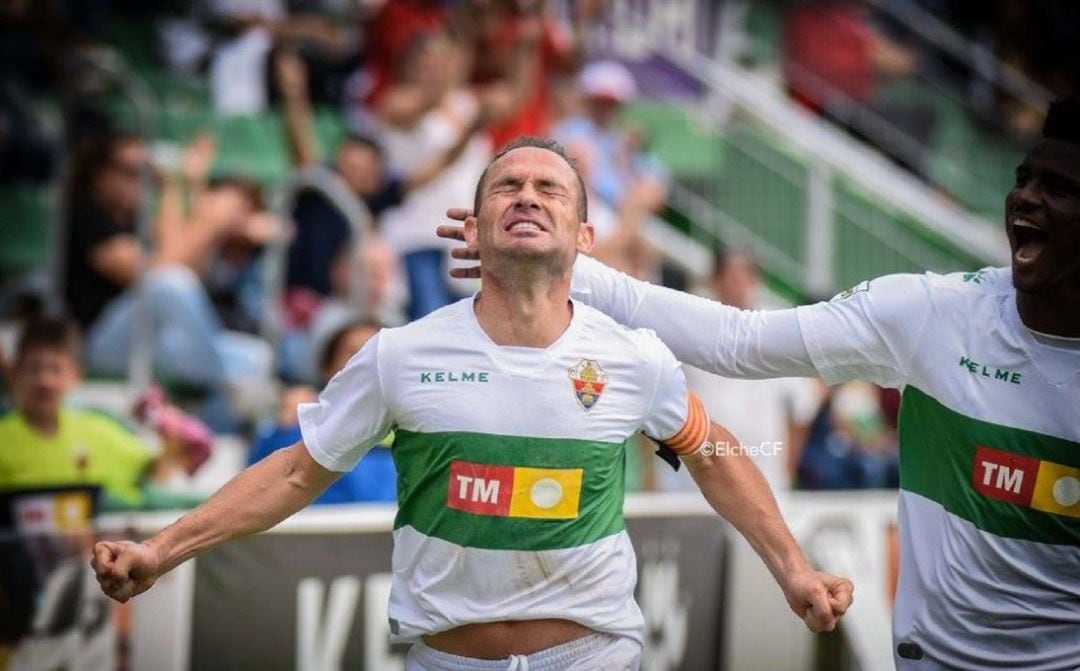 Nino celebra con rabia y emoción uno de sus goles con el Elche