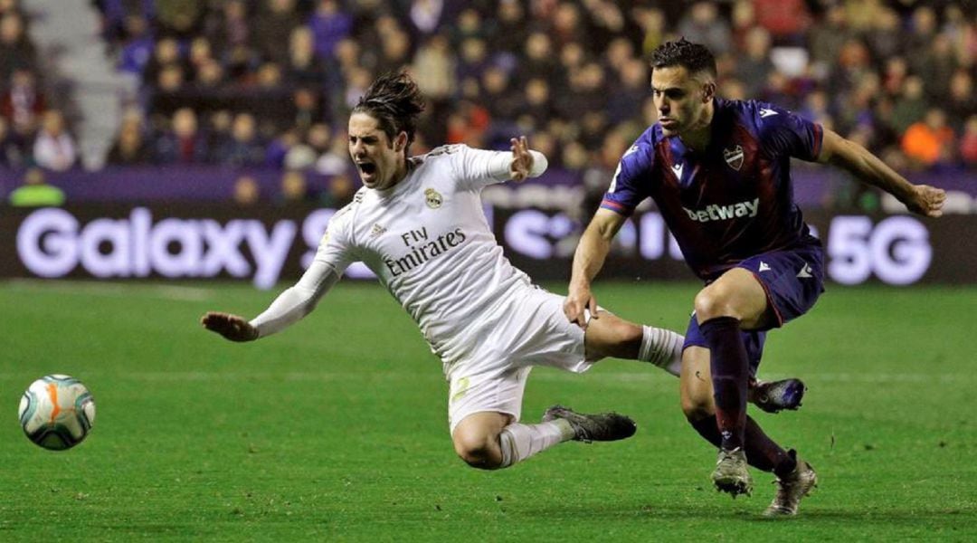 Bruno disputa un balón con Isco