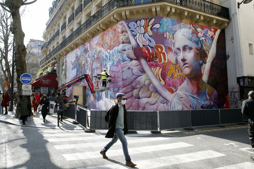 PichiAvo une grafiti y arte clásico en el Barrio Latino de París con un mural de 160 metros cuadrados