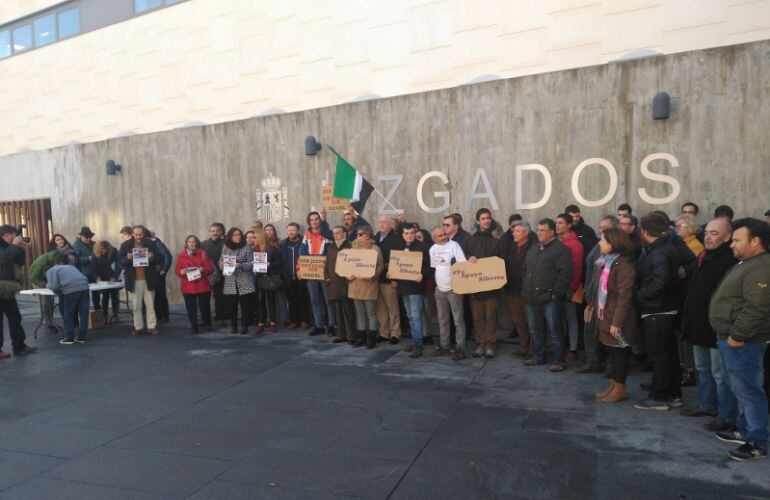 Manifestantes en apoyo a Alberto Cañedo en la puerta de los juzgados