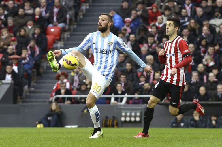 El centrocampista del Málaga Sergi Darder controla el balón frente al centrocampista del Athletic Club Markel Susaeta, durante el partido entre ambos equipos en la vigésima jornada de liga en Primera División.