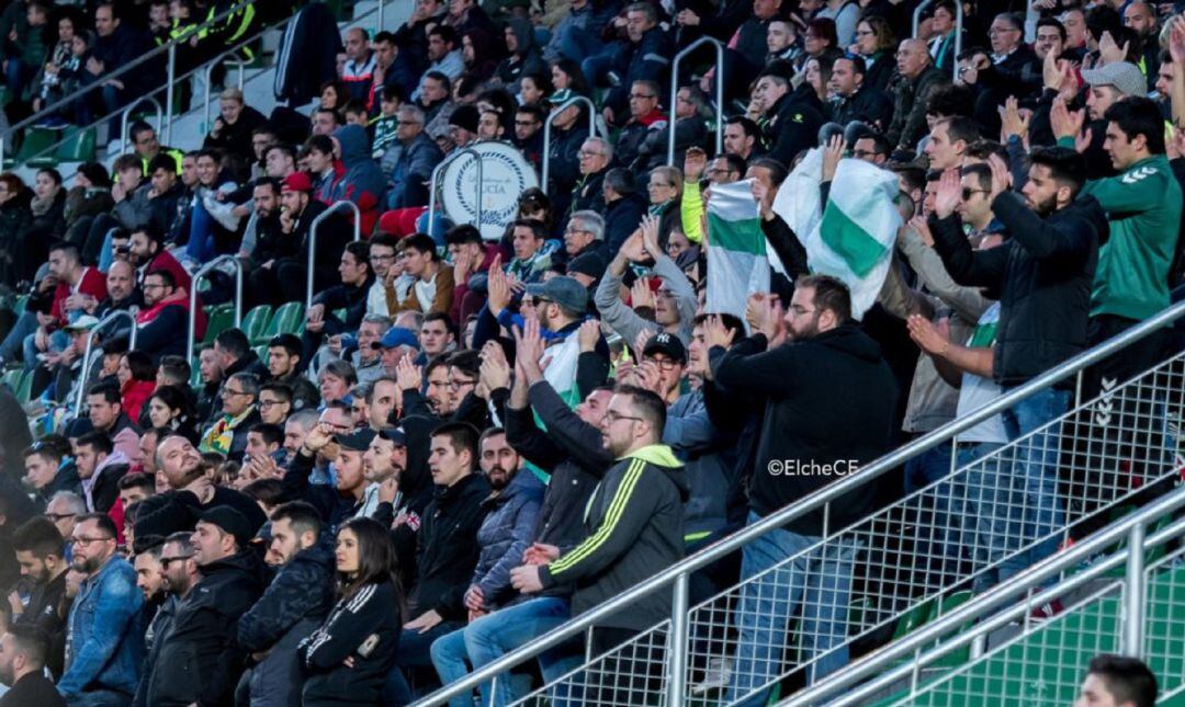 Aficionados del Elche en el estadio Martínez Valero