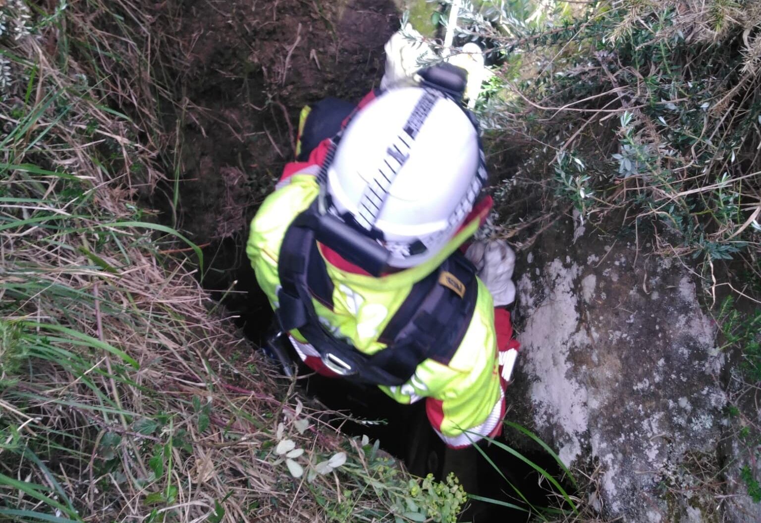 Un bombero emplea técnicas de rescate vertical para evaluar la situación