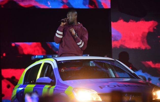 El rapero Stormzy, a bordo de un coche de policía sobre el escenario.