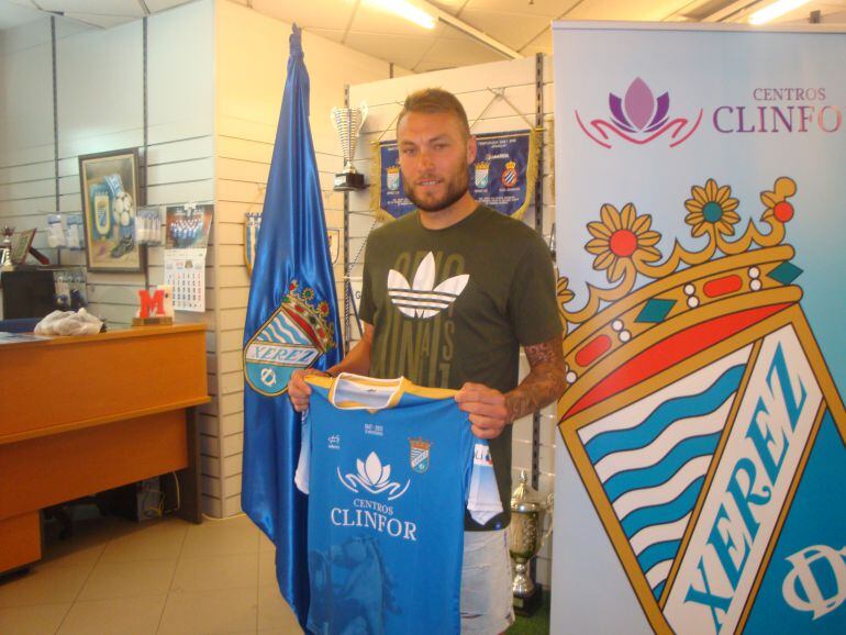 Jairo posando con la camiseta del Xerez CD cuando fue presentado 