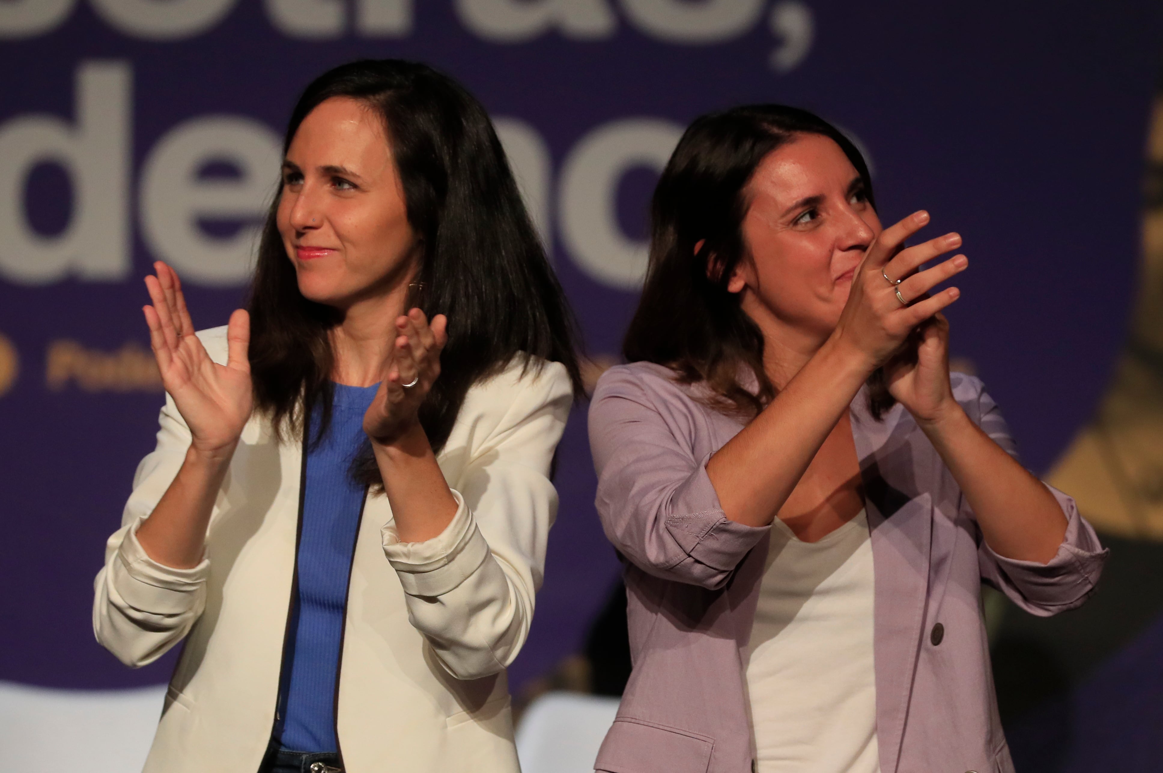 MADRID (ESPAÑA), 16/09/2023.- La líder de Podemos y ministra de Derechos Sociales en funciones, Ione Belarra (i), reúne este sábado a la militancia en un acto junto a la titular de Igualdad, Irene Montero (d), y otros dirigentes del partido en el Círculo de Bellas Artes. EFE/ Fernando Alvarado
