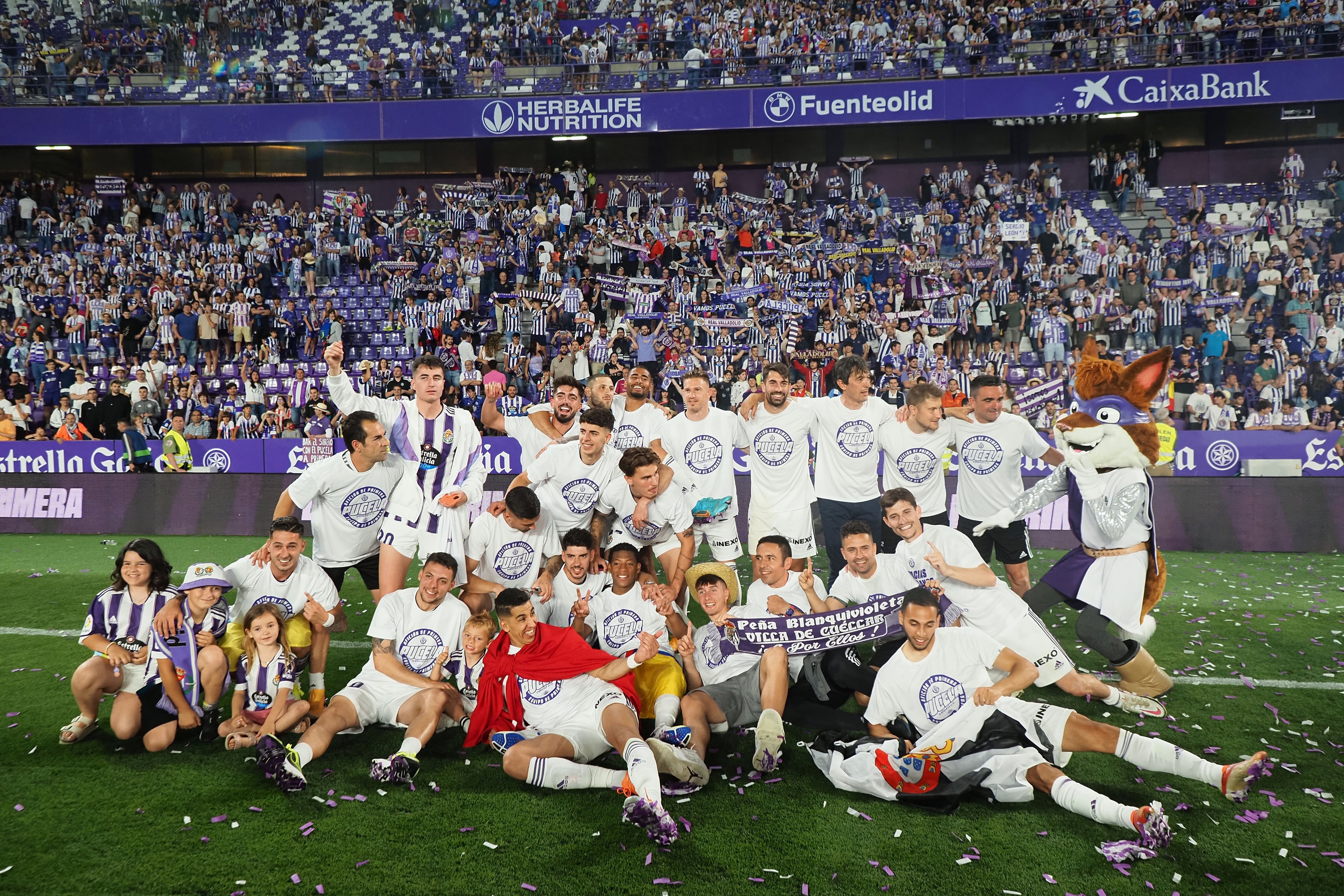 Los jugadores del Real Valladolid celebran el ascenso a Primera División tras vencer a la S.D. Huesca en el encuentro que han disputado hoy Domingo en el estadio José Zorrilla, en Valladolid. EFE / R. García.