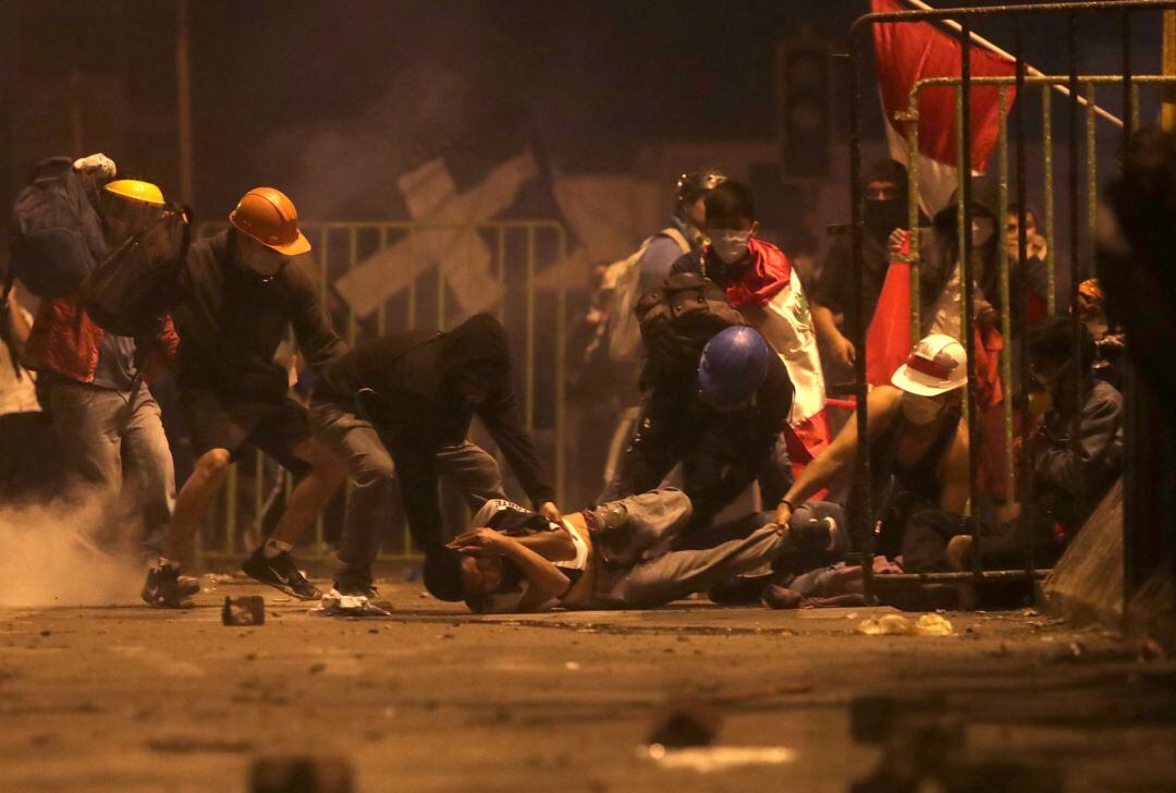 Cargas policiales en la noche del Sábado en la ciudad de Lima, Perú, por las protestas contra el presidente interino Manuel Merino.