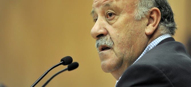 El seleccionador de España de fútbol, Vicente del Bosque, durante la rueda de prensa en la que dio la lista de los convocados para los partidos amistosos que jugará la selección como preparación para la Eurocopa de Polonia y Ucrania.