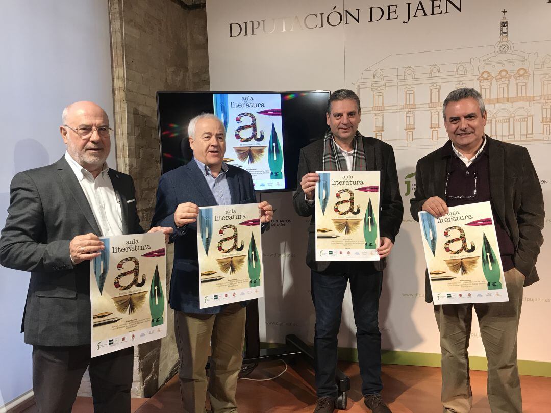 De izquierda a derecha, Joaquín Arias y Andrés Medina, secretario y director de la UNED en Jaén respectivamente; Ángel Vera, diputado de Cultura y Manuel Valdivia, responsable del aula.