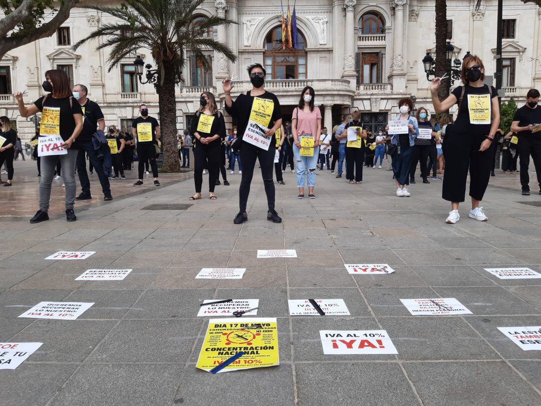 Los manifestantes han tirado al suelo y roto peines, tijeras y otros utensilios para mostrar su indignación.