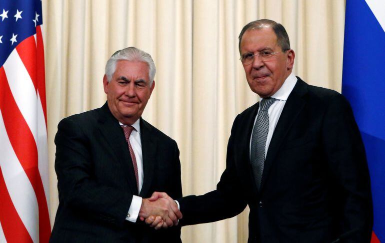 El ministro ruso de Exteriores, Sergei Lavrov, saluda al secretario de Estado de EEUU, Rex Tillerson